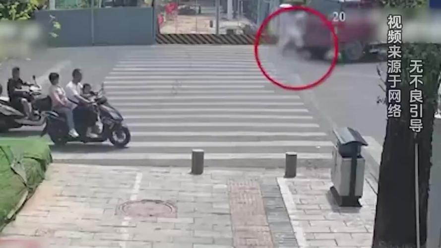 2025新澳门开奖记录和女童遭小火车轧身亡与火车撞小女孩的视频
